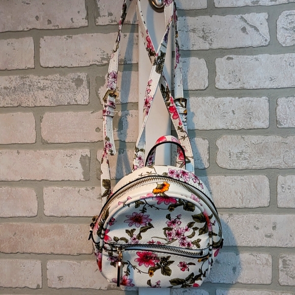 Guess baby backpack, excellent. - Picture 1 of 9